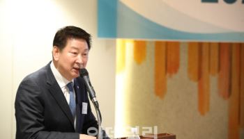 연임 성공한 오화경, 과제는 '부동산PF 정리·M&A 규제 완화'(종합)