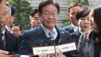 이재명, 대장동 재판 출석…증인 불출석 입장엔 '묵묵부답'