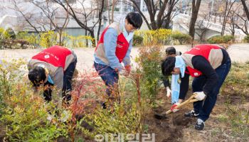 롯데월드, 식목일 맞이 ‘도심 숲 조성’ 캠페인 진행
