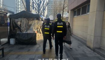 "전쟁이여 전쟁"…헌재 앞 긴장 최고조, 경찰 `총력 대응` (종합)