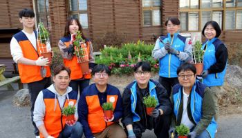 애경산업, 아동보육시설서 꽃밭 가꾸기 행사 진행