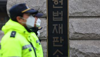 약달러 충격 속 탄핵 결과 주시…환율 20원 이상 급락 주의[외환브리핑]