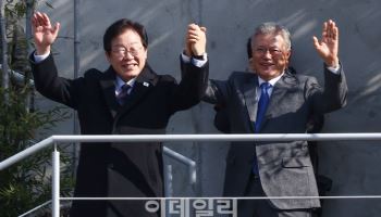 문재인 “헌법·정의 이름으로 민주 공화정 지켜내”