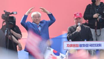 尹파면에 전광훈 “3천만명 모이자, 국민저항권 있어”