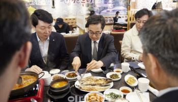 "이제 경제대전환" 외친 김동연, 尹 탄핵 직후 향한 곳은?