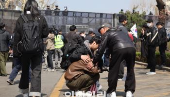 말 잃은 尹 지지자들, 파면 소식에 울부짖었다