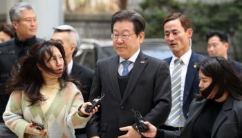 이재명, 尹파면 후 첫 법정 출석…증인 불출석 질문에 침묵
