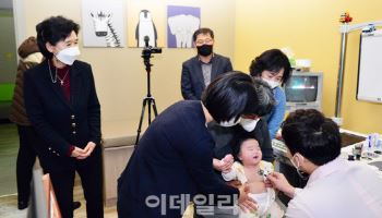 "문 닫는 소아청소년과, 정부가 일정수익 보장 고려해야"