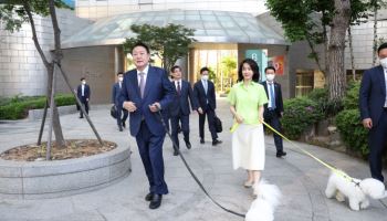尹 1호 대변인 “김건희, 초면에 남편 면박…尹, 강아지 안고 웃기만”