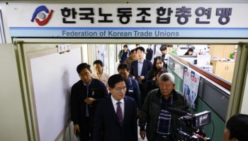 방문 거절에도 무작정 한노총 찾은 김문수…결국