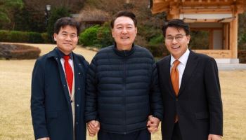 전한길 만난 尹 “나야 감옥 가고 죽어도 상관없지만 국민 어떡하나”