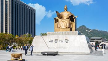 '광화문광장 상징' 세종대왕·이순신 장군 동상 봄맞이 세척