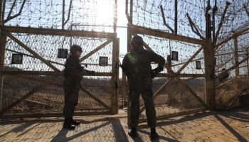 강원 고성 DMZ 일대 산불…軍 "산림헬기 투입 진화중"
