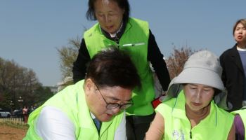 국회 경내서 '밭질'한 우 의장…"도시농업 활성화 하자"
