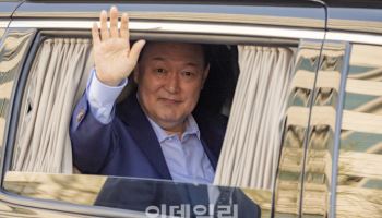 “따뜻한 리더 윤석열”…관저서 배웅 인사한 대통령실 직원들