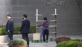 尹반려동물 11마리도 이사...사저 앞 포착된 캣타워