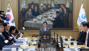 예측불허 관세전쟁 속 기준금리 결정