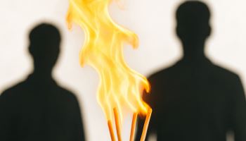 친구 머리에 불붙이고 못 끄게 막았는데 ‘집행유예’