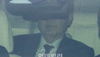 윤석열 전 대통령, 내란혐의 첫 공판 법정 출석
