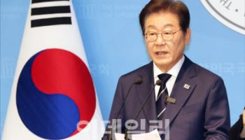 ‘尹 멘토’ 신평 “이재명 독보적…보수는 도토리 키재기”