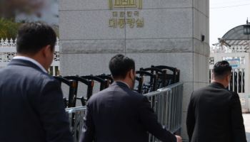 尹 파면에도…경찰 `대통령실 압색` 8시간째 대치