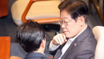 당내 경쟁자 없는 ‘이재명’, 중도층 공략에 고민