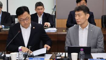 현안 쌓였는데…대선 앞두고 금융당국 수장 '해외로'