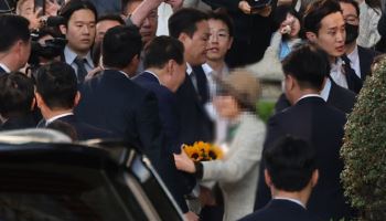 "사저 돌아간 윤석열에 꽃다발 건넨 입주민, '이 사람' 어머니였다"