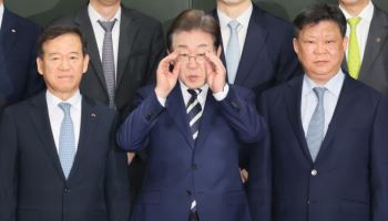 이재명, 지역 맞춤형 공약 속도…중도보수 끌어안기 '총력전'