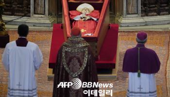프란치스코 교황, 성베드로 대성당 운구…일반인 조문 시작
