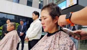 학생 앞에서 삭발한 교수들…"평생 학습권 보장하라"