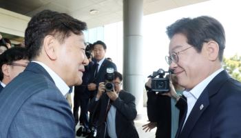 호남 민심 공들이는 이재명…‘산업’ 공약 위주, ‘민주주의’는 부재