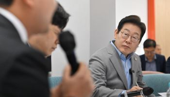 이재명 측 “뇌물수수 벼락기소? 尹vs文 정치 재판 만들려는 음모”