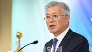 文, 퇴임 후 첫 국회 방문…“검찰의 정치화” 비판, 언론 접촉 피해