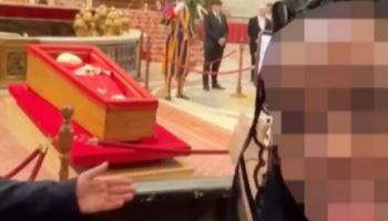 교황 조문 중 '무개념' 셀카…바티칸 "폰 꺼내지마" 제지