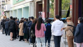 SKT 유심교체 첫날 전국 T월드 '대란'...알뜰폰 고객센터도 '마비'