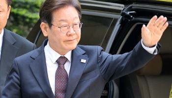 이재명, 대선후보 선출 후 첫 재판 출석…지지자 향해 인사
