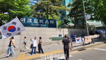 수사관 밀려들고 지지자까지…尹 리스크 현실화, 주민들 `골머리`