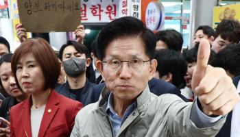 "폭싹 속았수다?"...김문수, 일정 중단 전 '엄지 척' 든 손팻말