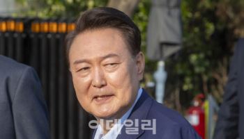 '내란수괴 혐의' 尹 포토라인 선다…法, 지하 출입 불허