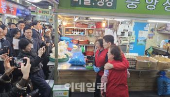 배현진표 인증샷 ‘김문수, 가락시장서 첫 선거운동’ 찰칵