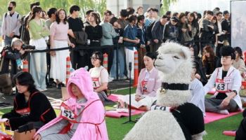 100명이 앉아 “생각 안해요”…올해 ‘멍 때리기 대회’ 우승자는?