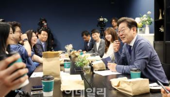 IT 성지 판교 찾은 이재명…개발자 권익 보호 강조