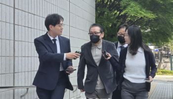 건진법사, '김건희 목걸이' 질문에 침묵…정치자금법 공소기각 주장 철회