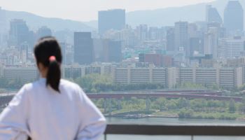 거래 줄었는데 이 지역 아파트값 '껑충'…군불 떼는 부동산시장