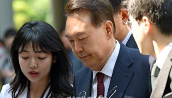 尹 3차 공판 증인 "총쏴서 끌고 나오라 지시…배신감 느껴"