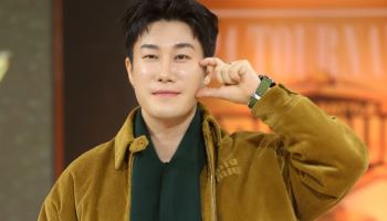 “현관 비번 알려준 적 없다”…산이, 이번엔 여가수 집 무단침입?