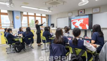 [르포]“손에 쥔 아이패드가 교과서”…덕성여중, 디지털 전환 교실을 가다