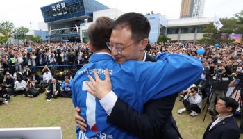 이재명 포옹한 김상욱 “李, 참된 보수주의자면서 진보주의자”