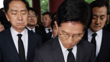 5·18 묘지 참배한 김문수…“오월광주, 피로 쓴 민주주의”
